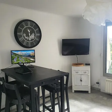 Joli Studio, Pyramide, Parking